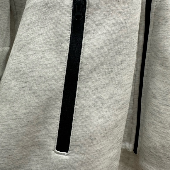 Nike Women’s Oversized Tech Fleece Jacket - Picture 6 of 8